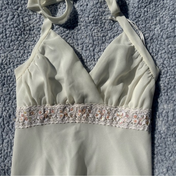 White Flowy Mid-length Dress with Sequence and Lace Detailing - Size Medium - Picture 8 of 13